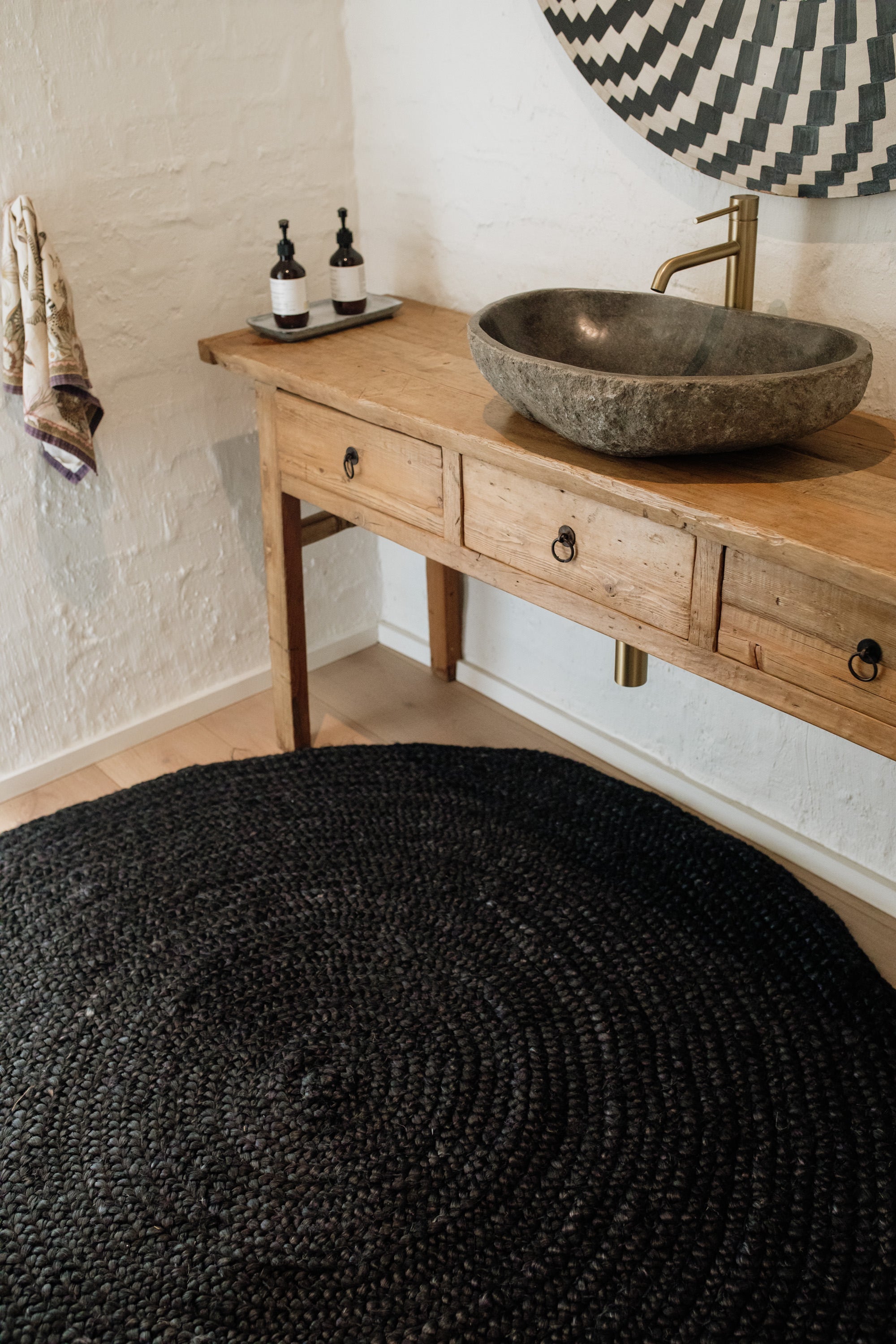 Black Round Jute Rug